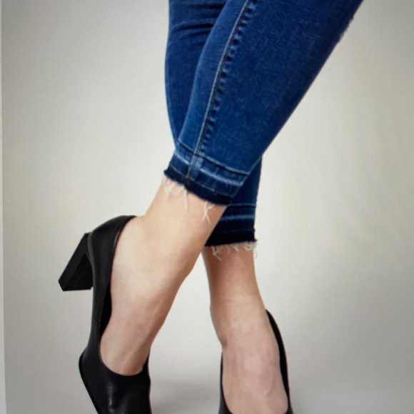 SPANX Distressed Ankle Skinny Jeans, Medium Wash- NEW - Picture 3 of 7